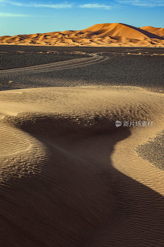 沙子和Erg Chebbi沙漠，Merzouga，摩洛哥，北非